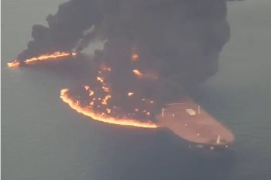 Kapal Supertanker Meledak Dahsyat Setelah Tabrak Ranjau di Selat Hormuz